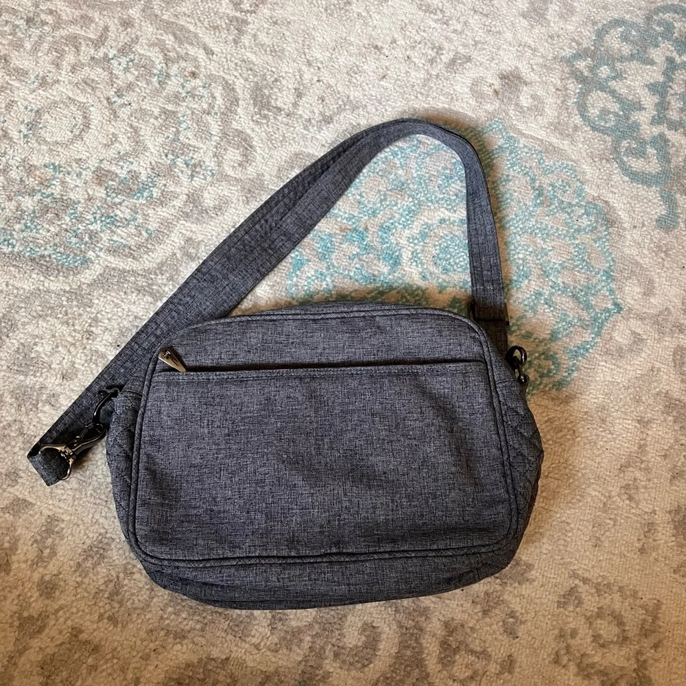 NEW! Cute “lug” Gray Quilted Crossbody Bag - Picture 5 of 11